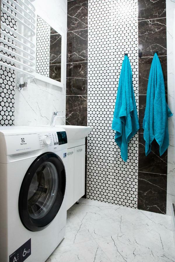 Kit Apartament Lägenhet Lviv Exteriör bild