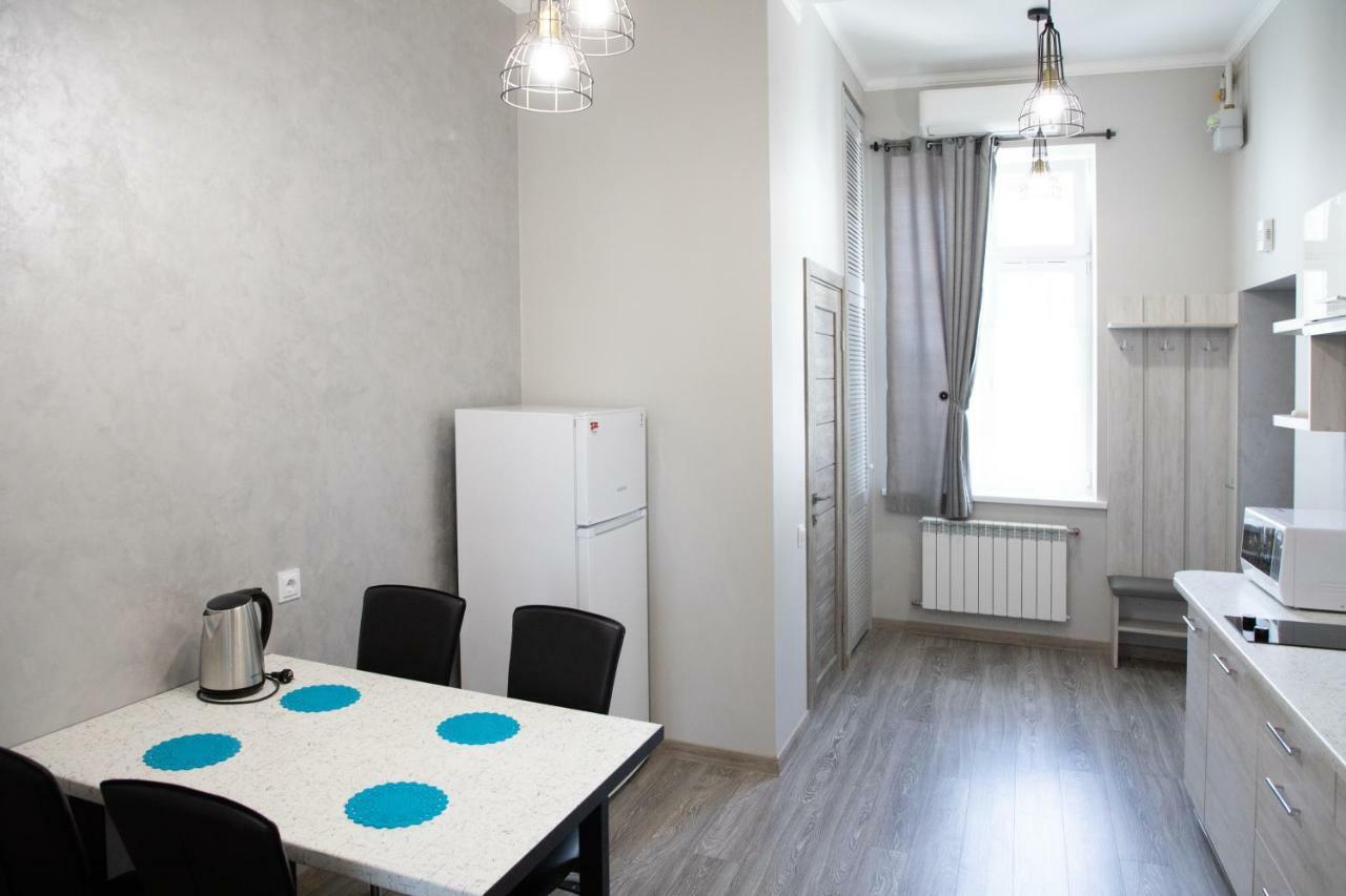 Kit Apartament Lägenhet Lviv Exteriör bild