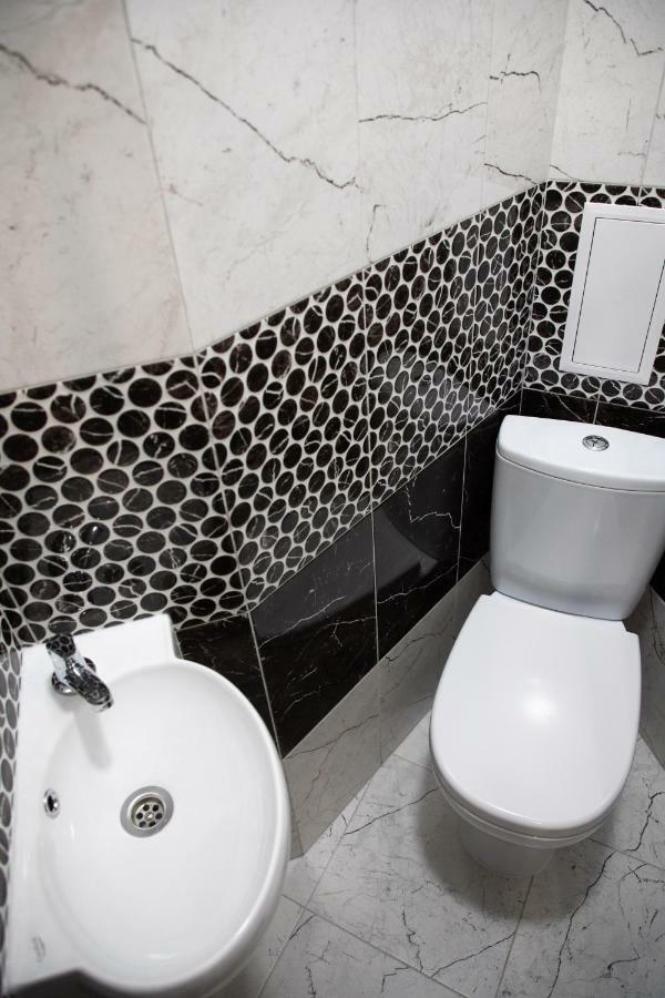Kit Apartament Lägenhet Lviv Exteriör bild