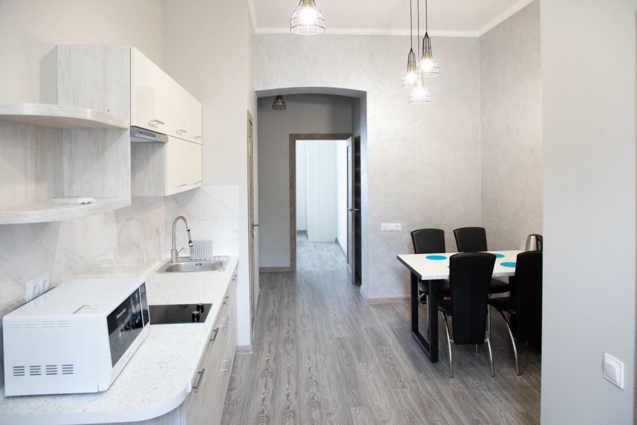 Kit Apartament Lägenhet Lviv Exteriör bild