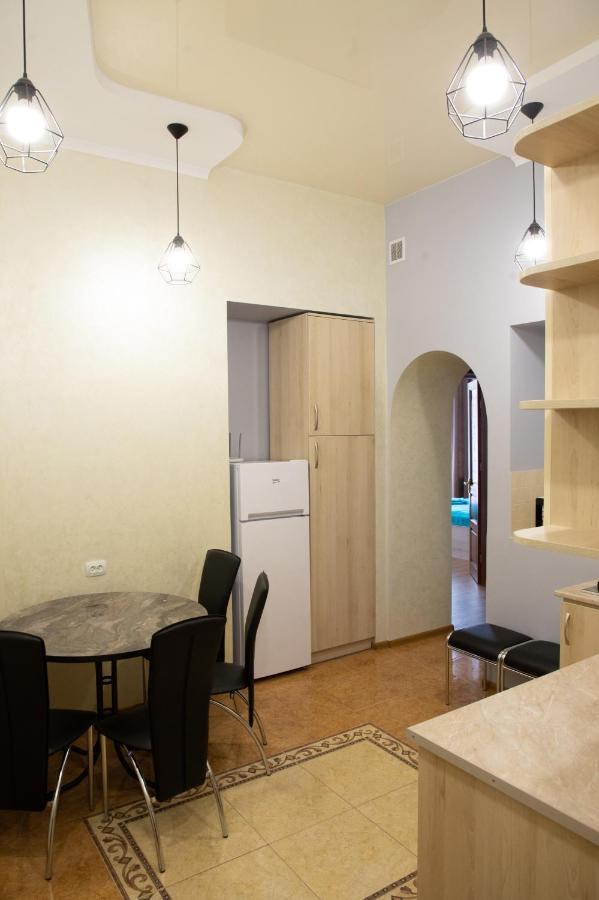 Kit Apartament Lägenhet Lviv Exteriör bild