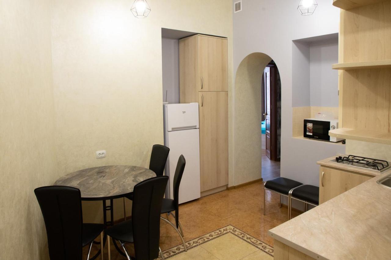 Kit Apartament Lägenhet Lviv Exteriör bild